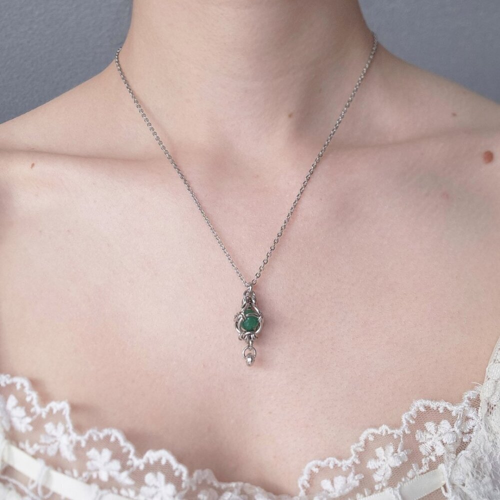 Antique classic vintage style green pearl necklace with a small silver chain - Picture 7 of 8